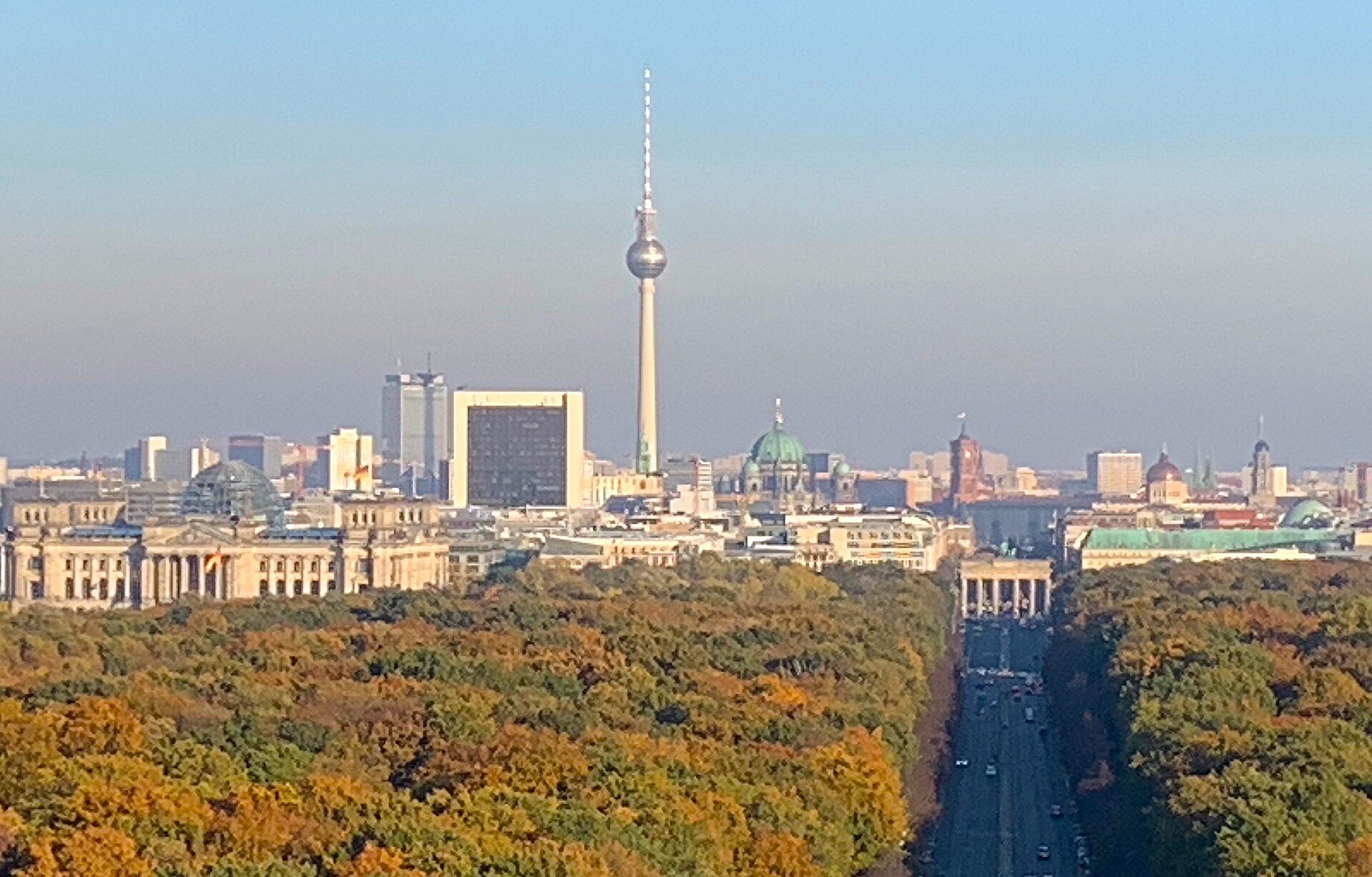 Berlin-Panorama von der Siegessäule mit Blick auf die Innenstadt und Wohnbebauung